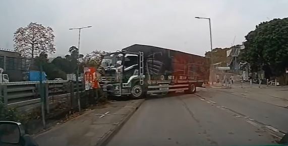 貨車撞向鐵欄。fb馬路的事 (即時交通資訊台) 