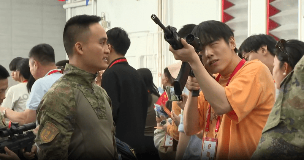 市民體驗軍隊槍械。