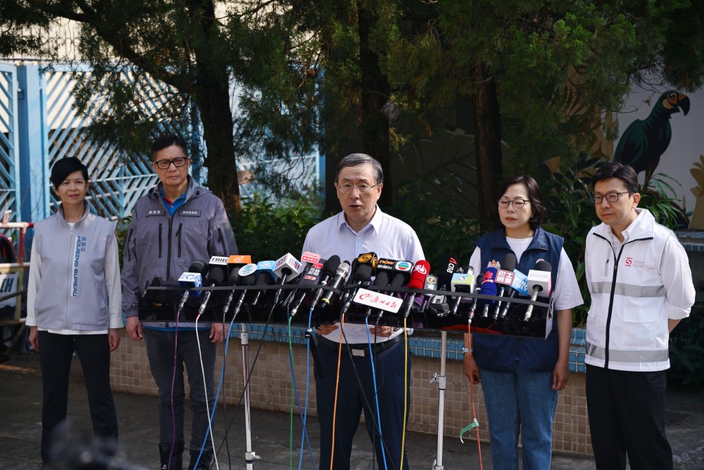 政務司副司長卓永興（中）。