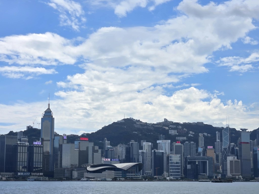 香港首份五年規劃聚焦經濟發展與民生福祉,是著眼未來、主動對接國家發展戰略、鞏固提升香港自身優勢的重要部署。 香港首份五年規劃聚焦經濟發展與民生福祉,是著眼未來、主動對接國家發展戰略、鞏固提升香港自身優勢的重要部署。