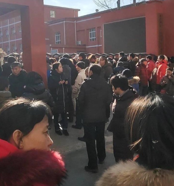 大批家長前往學校及醫院了解情況。網上圖片