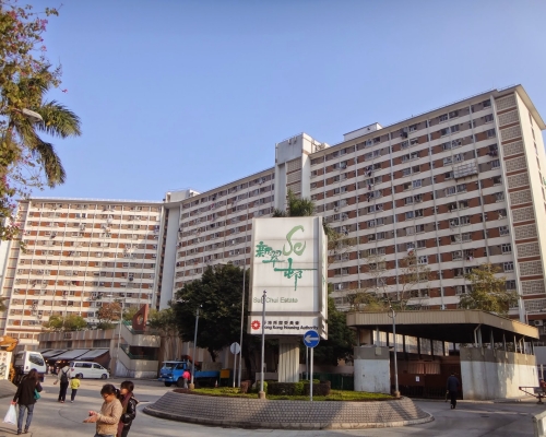 大圍新翠邨一名男子由高處墮下,擊穿樓下幼稚園屋頂直墮地面死亡。