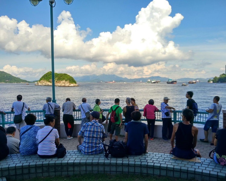 亦有市民到海怡半島遠距離與遼寧艦合照。