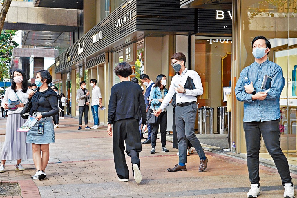 上月底代理人數為41657人,連跌三個月,更創7個月以來新低。