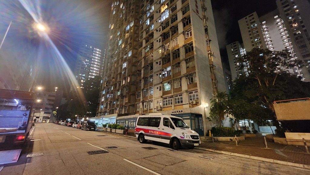 長沙灣李鄭屋邨校服少年墮樓 送院不治