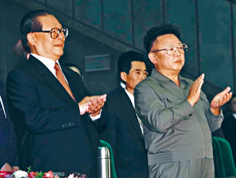 ■二○○一年江澤民訪問北韓，和金正日在平壤出席活動。