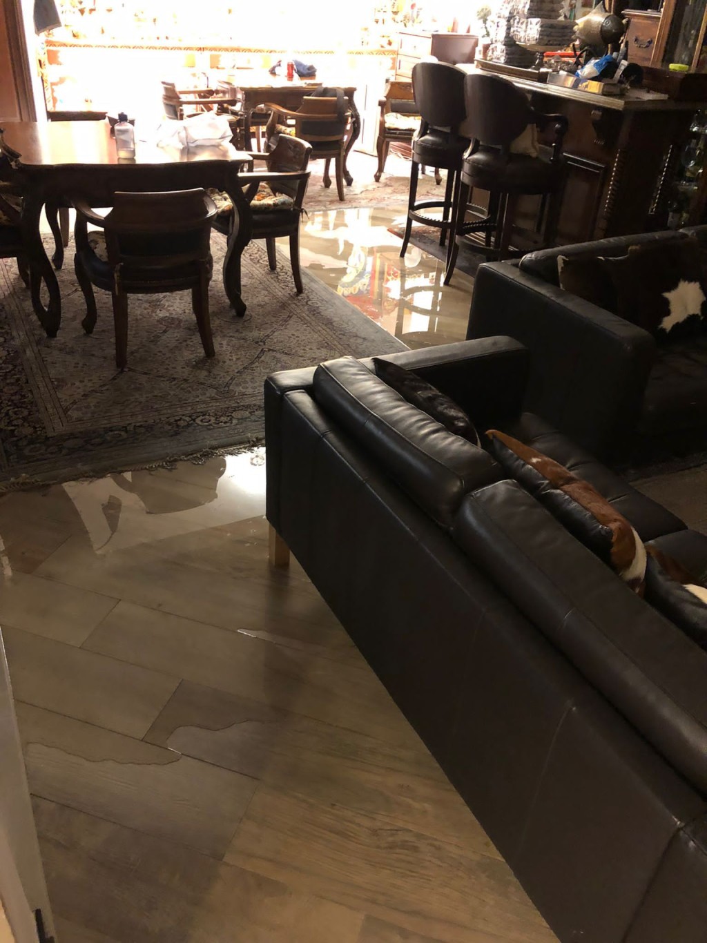 方俊屋企喺黑雨下浸咗半個客廳,睇見都頭痛。