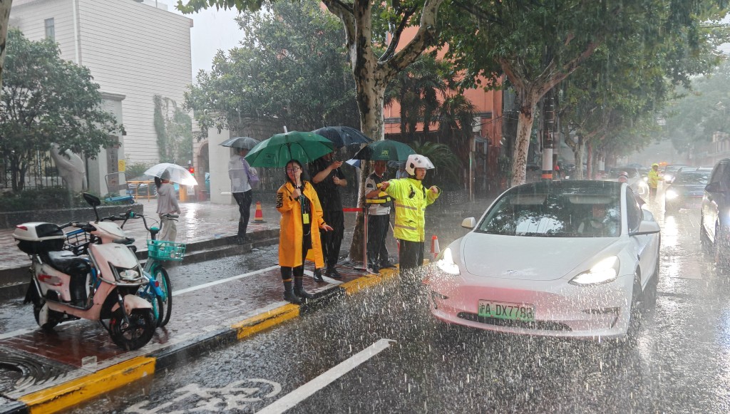 暴雨下的上海街头。　网图