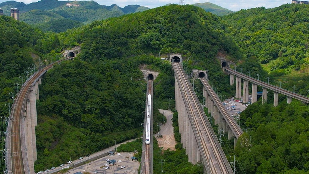 貴州一座大山裏有5座高鐵隧道加橋樑。