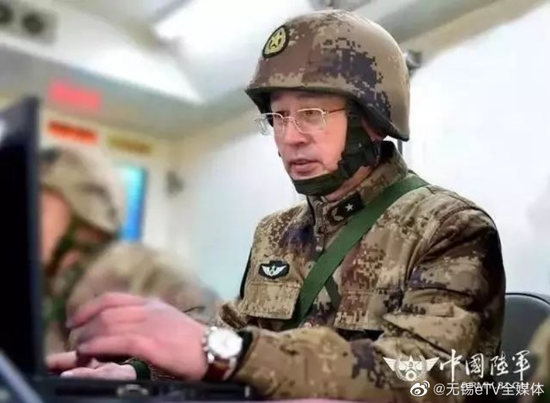 黃銘於解放軍中服役多年。（微博）