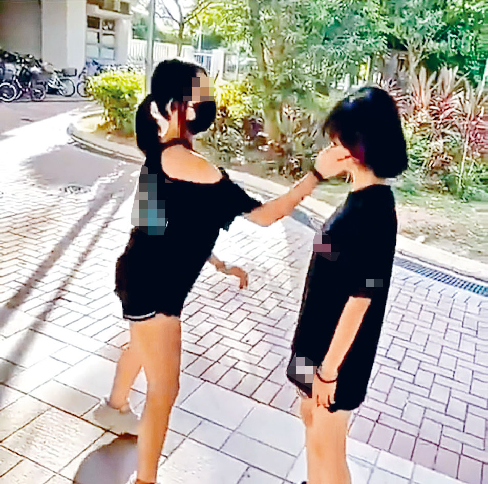 ■上水女童被白衣男與女伴接力狂摑。