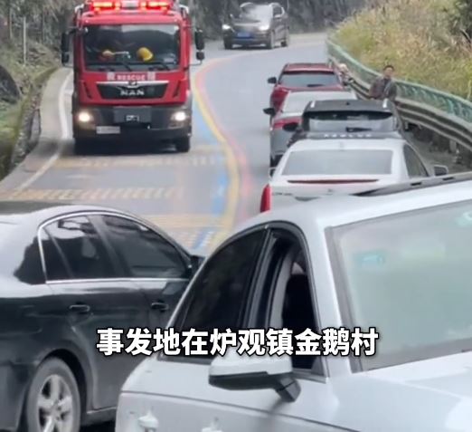 消防車墜崖後官方禁止其他車輛上山，以免妨礙救援。極目新聞