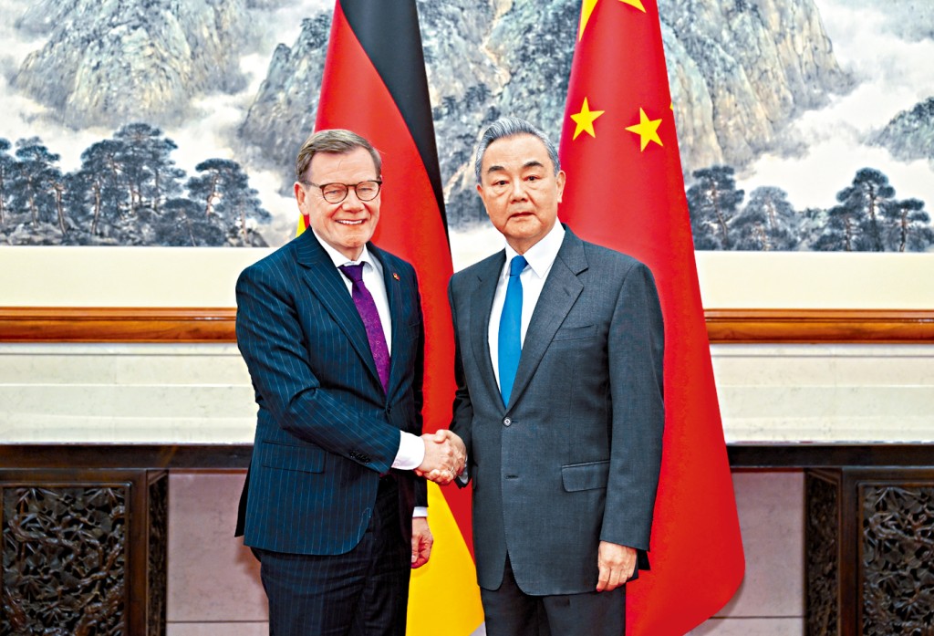 外長王毅在北京同德國外長瓦德富爾會面。