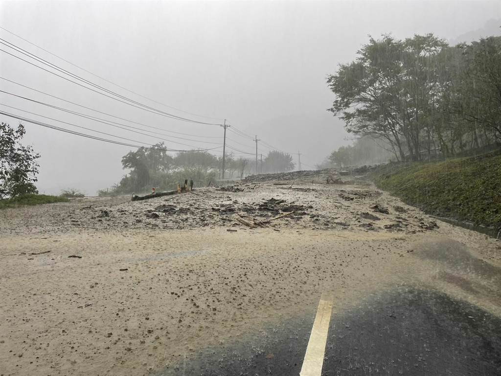 台灣北橫公路台7線宜蘭縣大同鄉英士路段出現山泥傾瀉，黃泥水淹沒公路。網上圖片