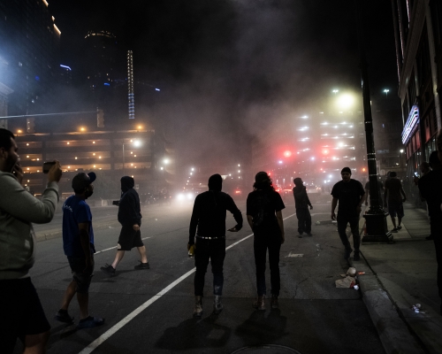 警方施放催淚彈驅散示威者。 AP