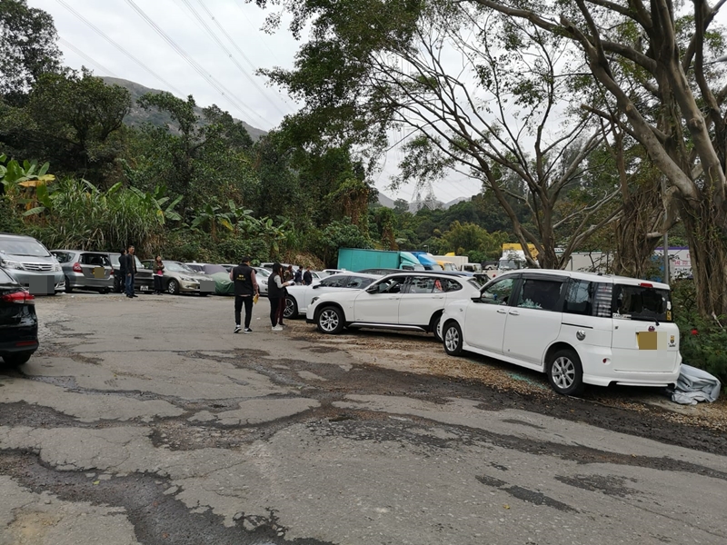 探員到車場調查。 梁國峰