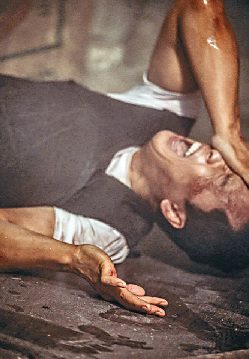 ■子丹受傷掩眼,露出痛苦表情!