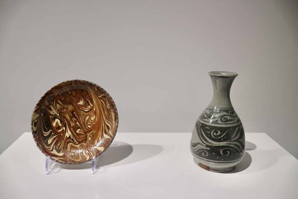 香港出生的陶瓷藝術家Bernard Leach，為是次策展起點，這次展出他的瓶子和碟子，是許劍龍特地從拍賣會買回來的。
