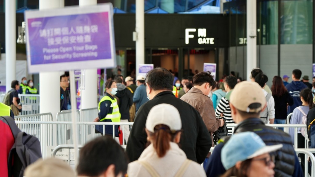 觀眾最早可在上午10時透過F閘口進場。劉駿軒攝