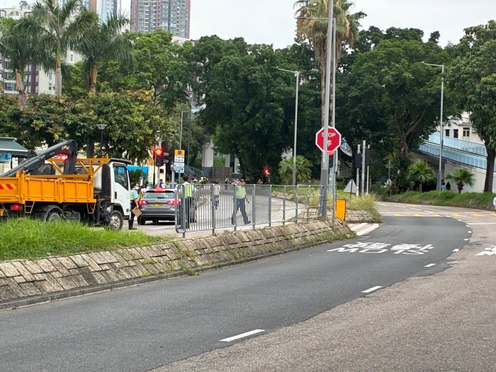 意外現場一段新運路(往寶石湖路方向)一度全線封閉。FB:香港公共交通智庫 意外現場一段新運路(往寶石湖路方向)一度全線封閉。FB:香港公共交通智庫