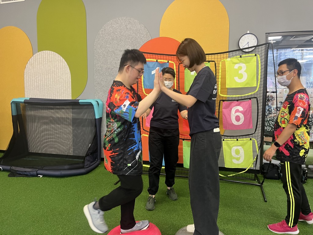 林怡目前負責名為RGF Connect的全球社會計劃，透過活動及培訓，協助就業困難人群培養技能及建立自信。