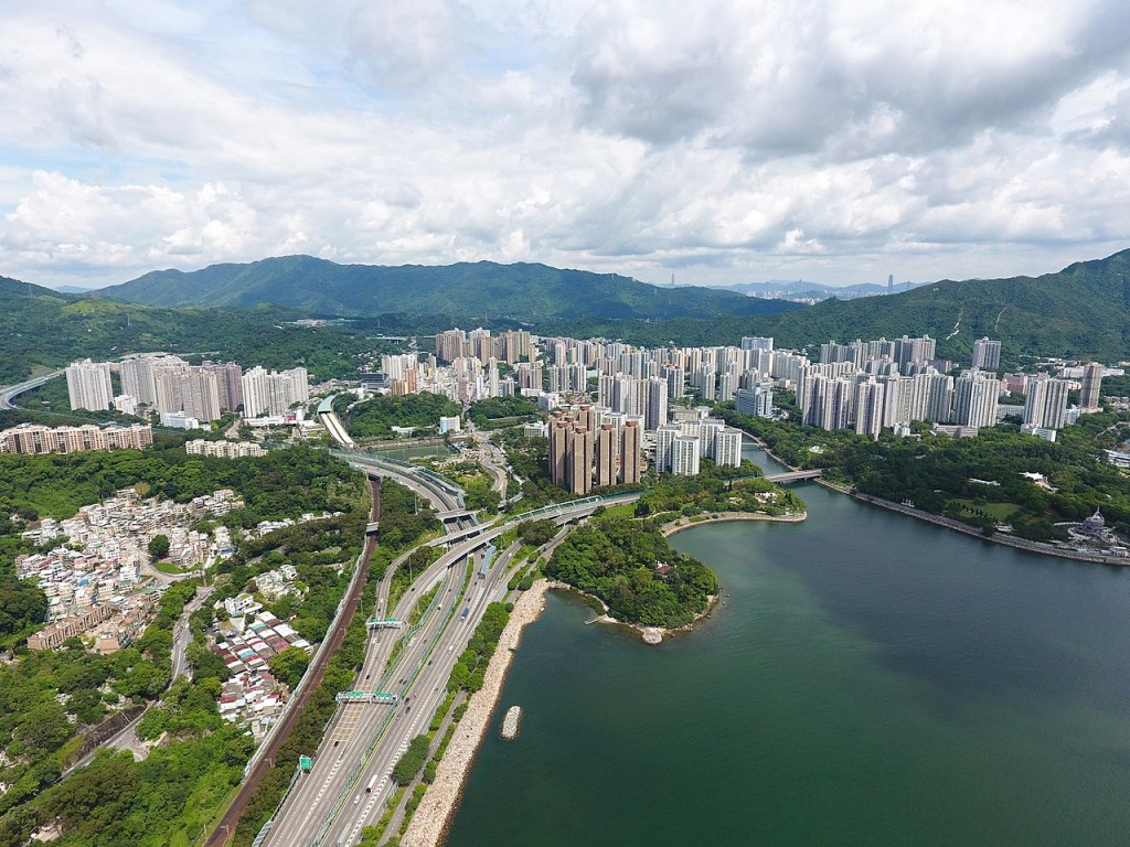 新界新市鎮在上世紀70年代開始發展，如沙田、大埔和北區等，大量居民移居於這些地方。人口急增，交通需求也增加，圖為大埔新市鎮。（維基百科圖片）