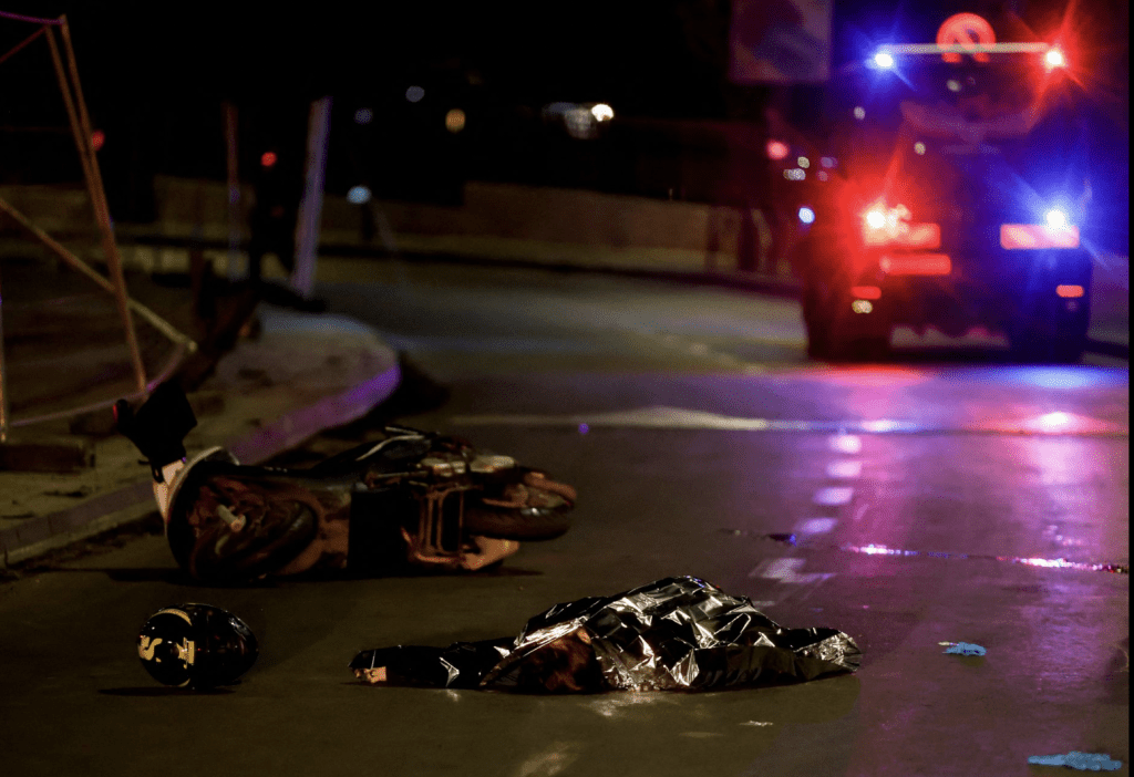 教堂外马路是案发现场之一，马路上躺着多具用黑胶袋掩盖的尸体。路透社