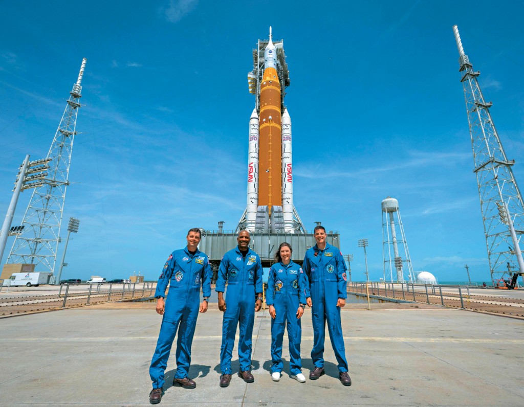 在佛州甘迺迪太空中心，四位參加繞月任務的太空人周一在發射台前拍攝集體照。