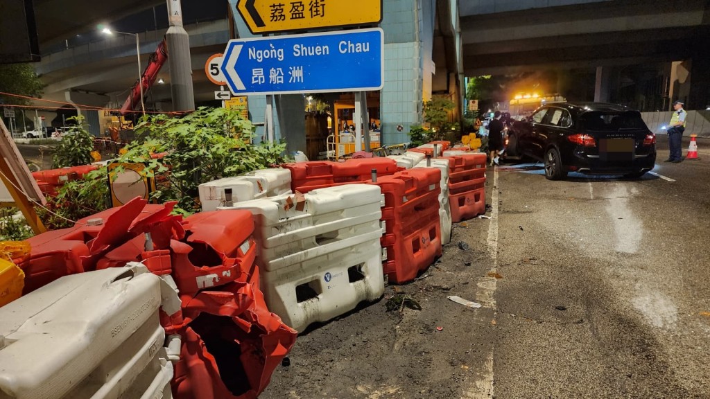 私家車撞毀數個水馬。黎志偉攝 私家車撞毀數個水馬。黎志偉攝