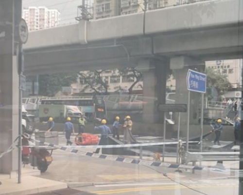 消防及警察到場封路。‎網民Philip Chan‎／社交媒體群組馬路的事討論區