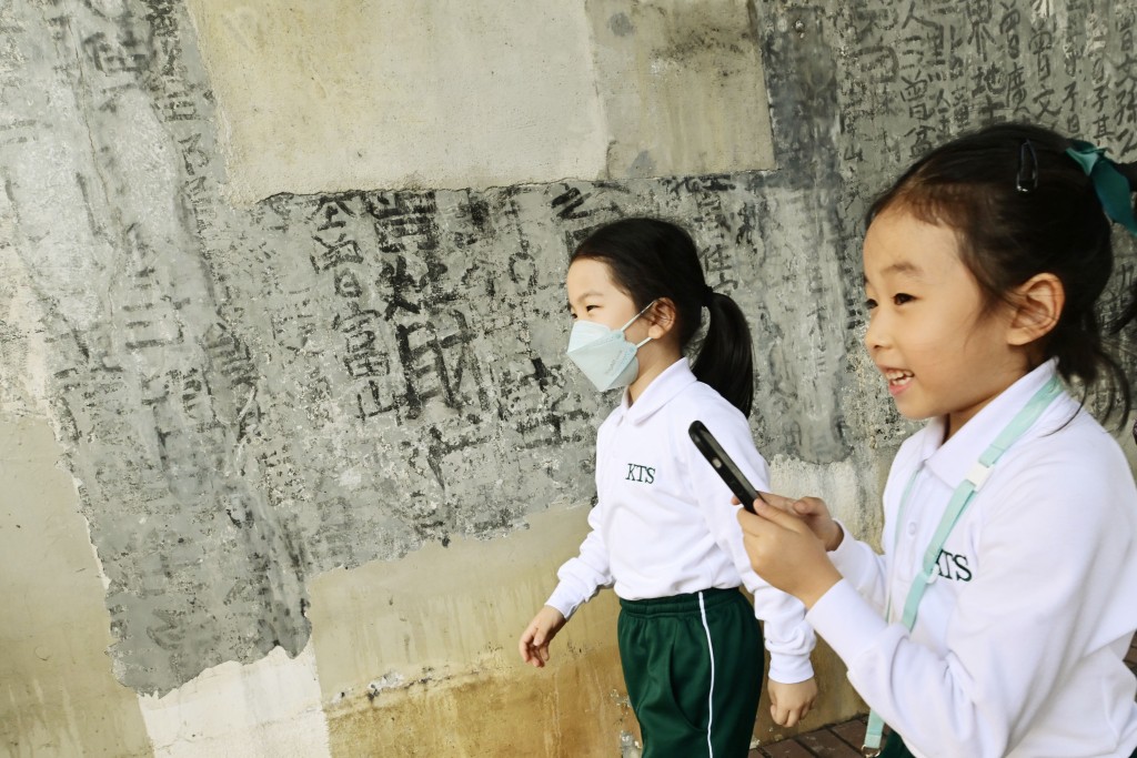 墨迹不会特别加装围栏、玻璃柜或闭路电视，市民可近距离接触。