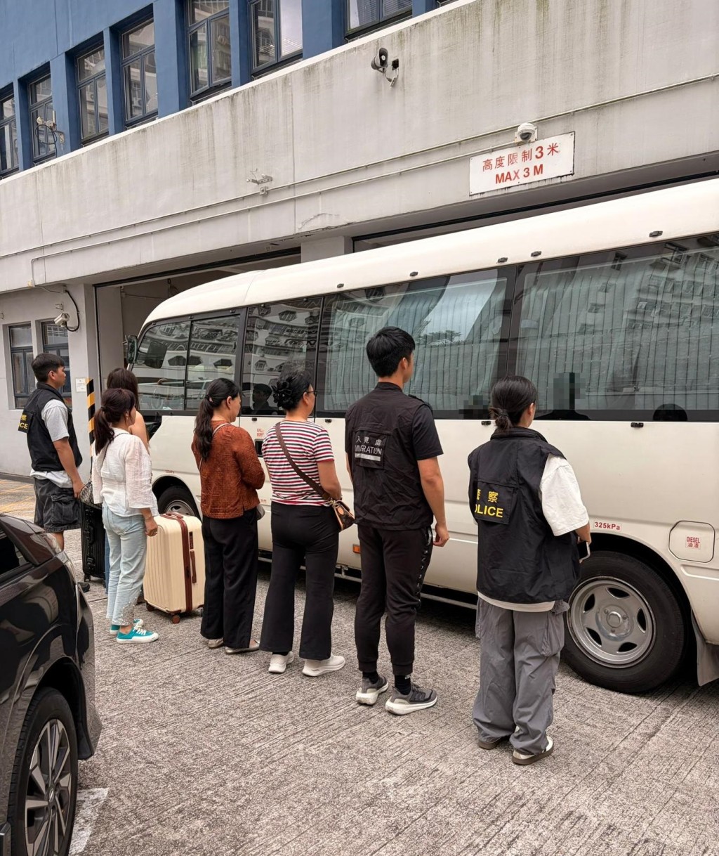 9名內地女子被捕。 9名內地女子被捕。