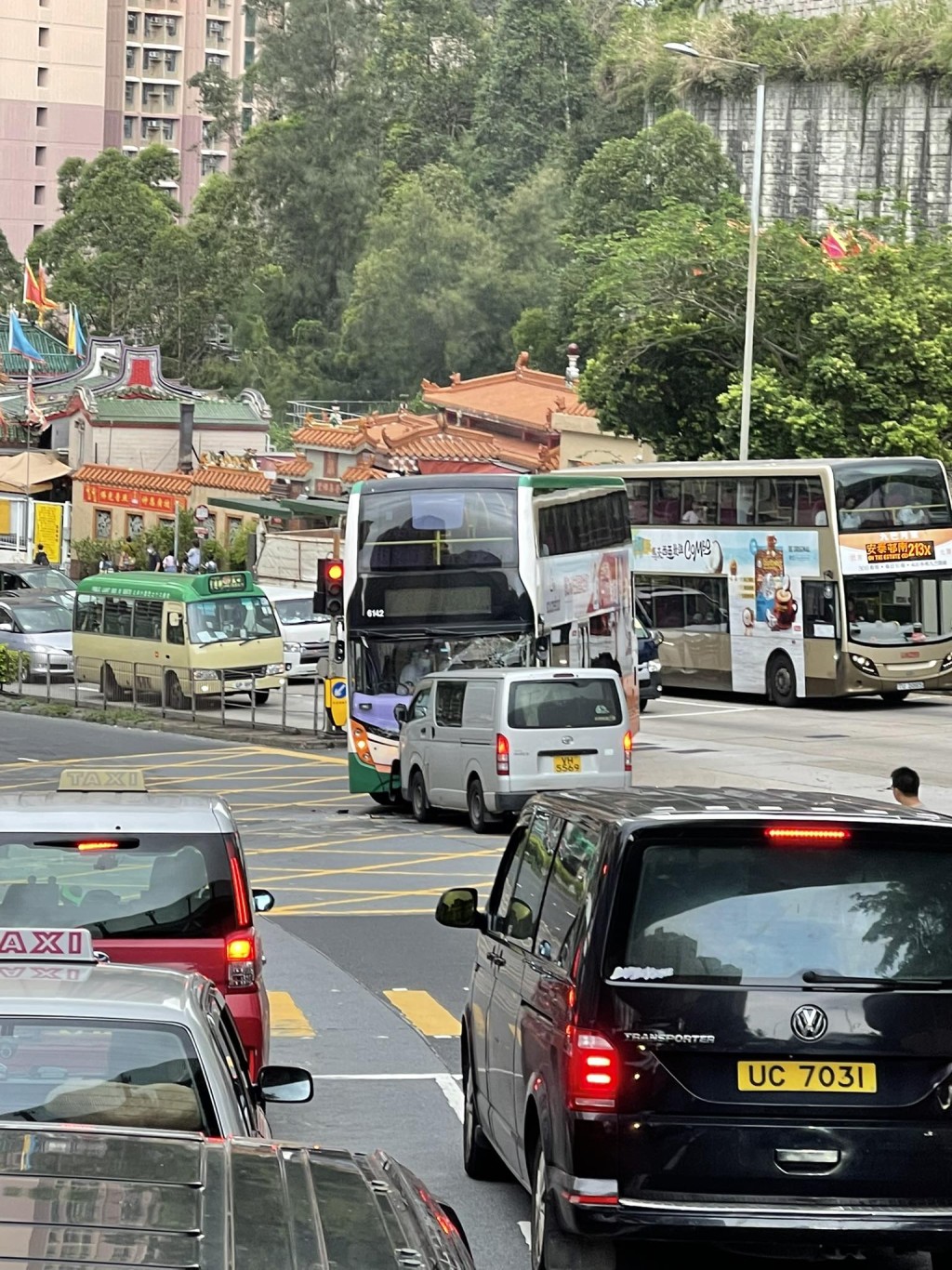 一輛城巴與輕型貨車發生相撞。網上圖片 一輛城巴與輕型貨車發生相撞。網上圖片