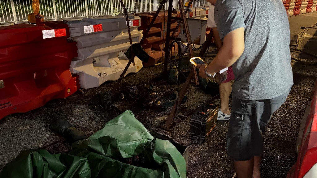 放置在太陽能板下的電池嚴重熏黑焚毀,滿地灰燼。曾志恒攝 放置在太陽能板下的電池嚴重熏黑焚毀,滿地灰燼。曾志恒攝