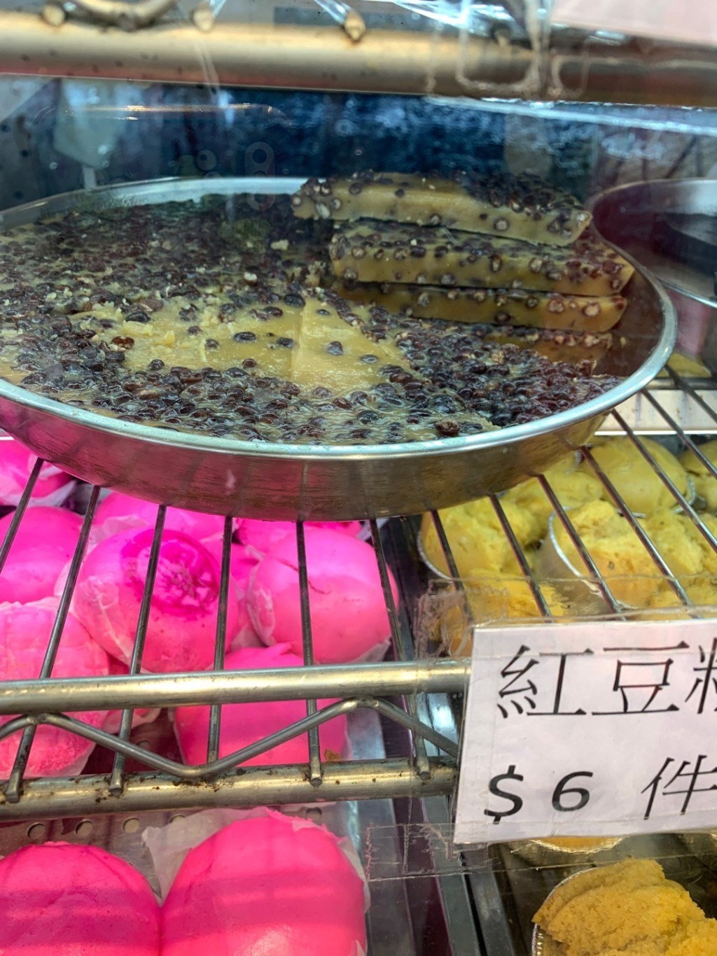 生隆是传统港式老饼店，专卖怀旧唐饼