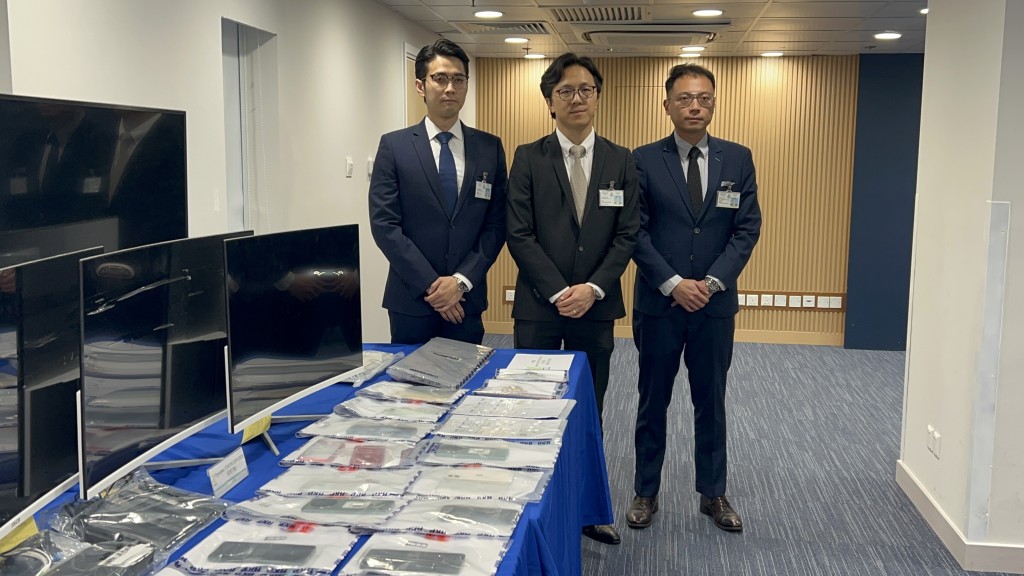 警方在長沙灣工商大廈單位內檢獲大量通訊設備,包括5部電腦、25部手提電話、36張電話儲值咭等。 警方在長沙灣工商大廈單位內檢獲大量通訊設備,包括5部電腦、25部手提電話、36張電話儲值咭等。