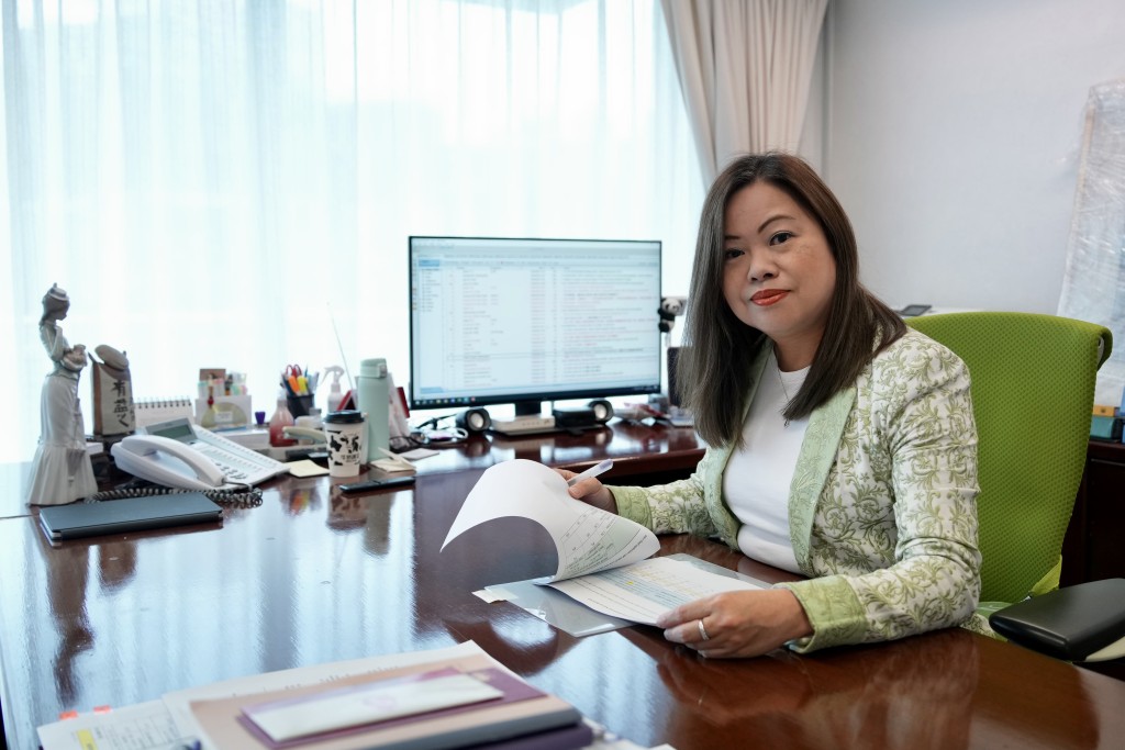 上班首周正「惡補」，學習房屋局的政策措施。