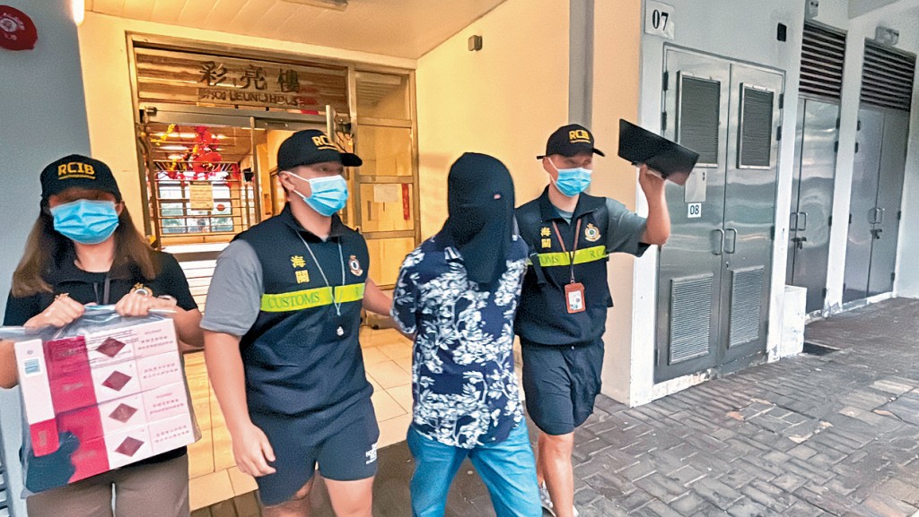 海關在觀塘彩德邨拘捕一名私煙買家。