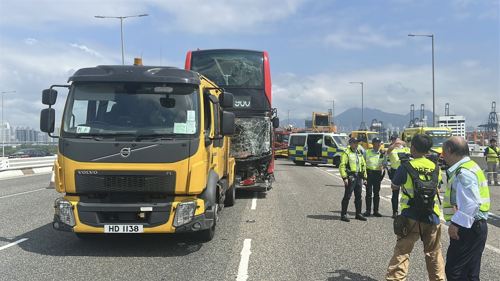 近月發生多宗車輛撞向道路工程車或護航車的交通意外。資料圖片 近月發生多宗車輛撞向道路工程車或護航車的交通意外。資料圖片