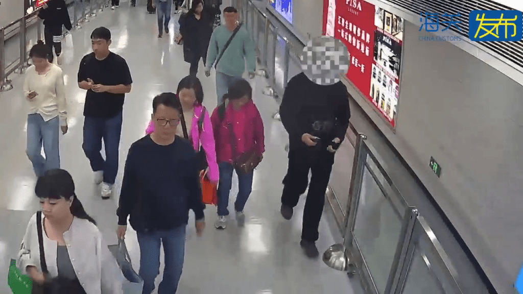 罗湖口岸，北上男腰腹裤袋藏40万港元被截。