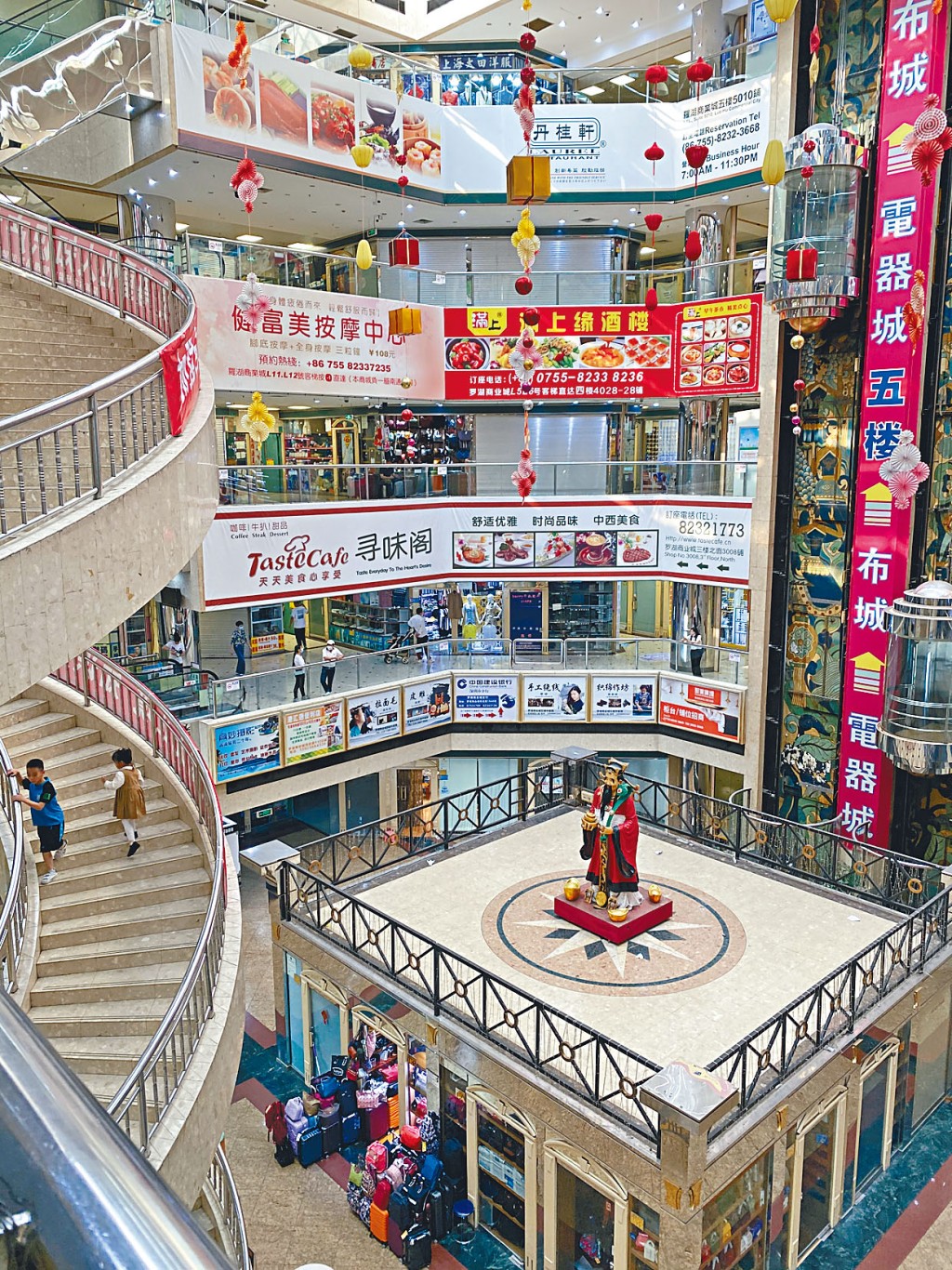 羅湖商業城內店員比客人多,甚至成為兒童遊樂園。