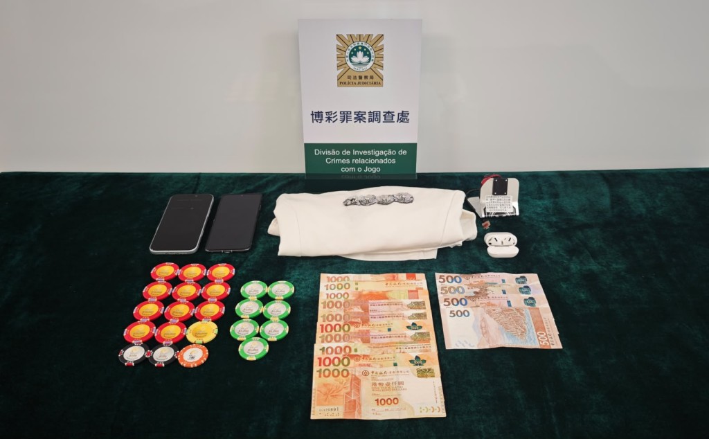 司警展示證物。 司警展示證物。