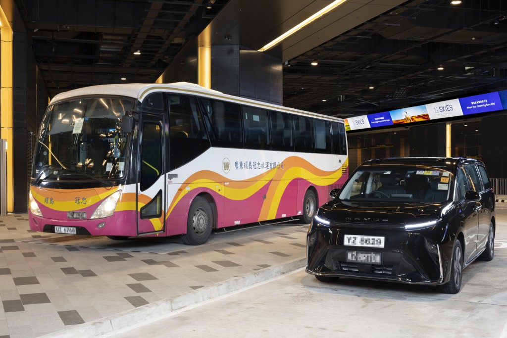 冠忠在跨境交通方面，設置來往深圳及澳門至11 SKIES的點對點專線，並提供多用途私人專車服務。
