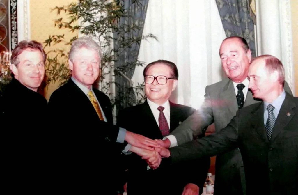 2000年江澤民在紐約與法俄英美等領導人合影。新華社