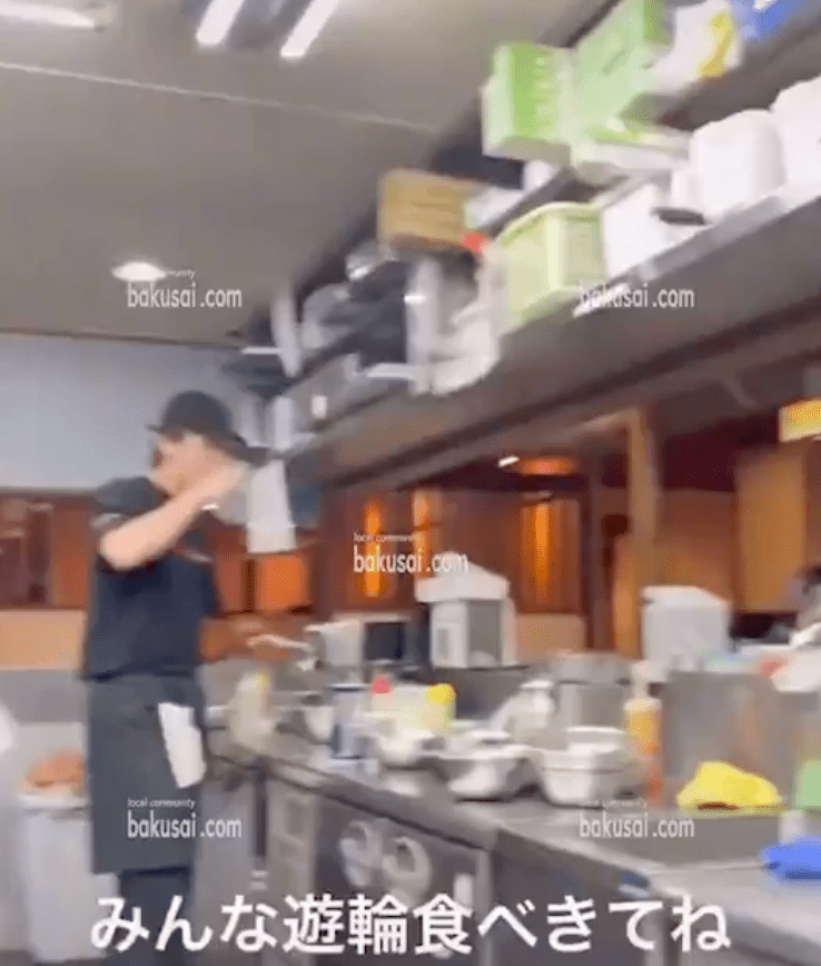 本月3日，一段影片在網路上瘋傳，影片一開始時，一名男員工在飲水。