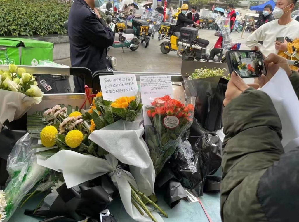 廣州市民獻花悼念車禍遇害者。網上圖片