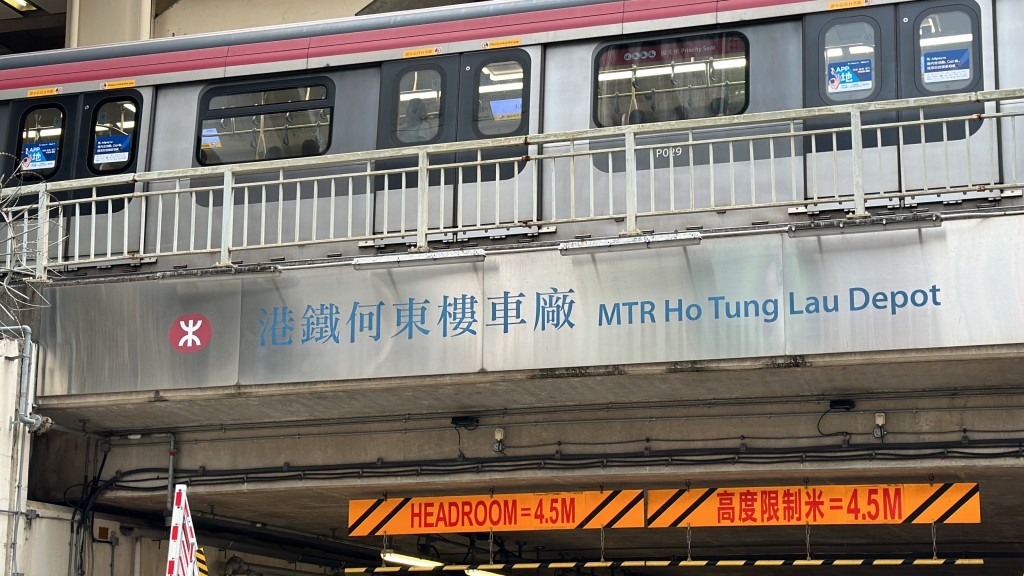 地鐵站職員報警指列車車身有兩處地方被塗鴉。劉漢權攝