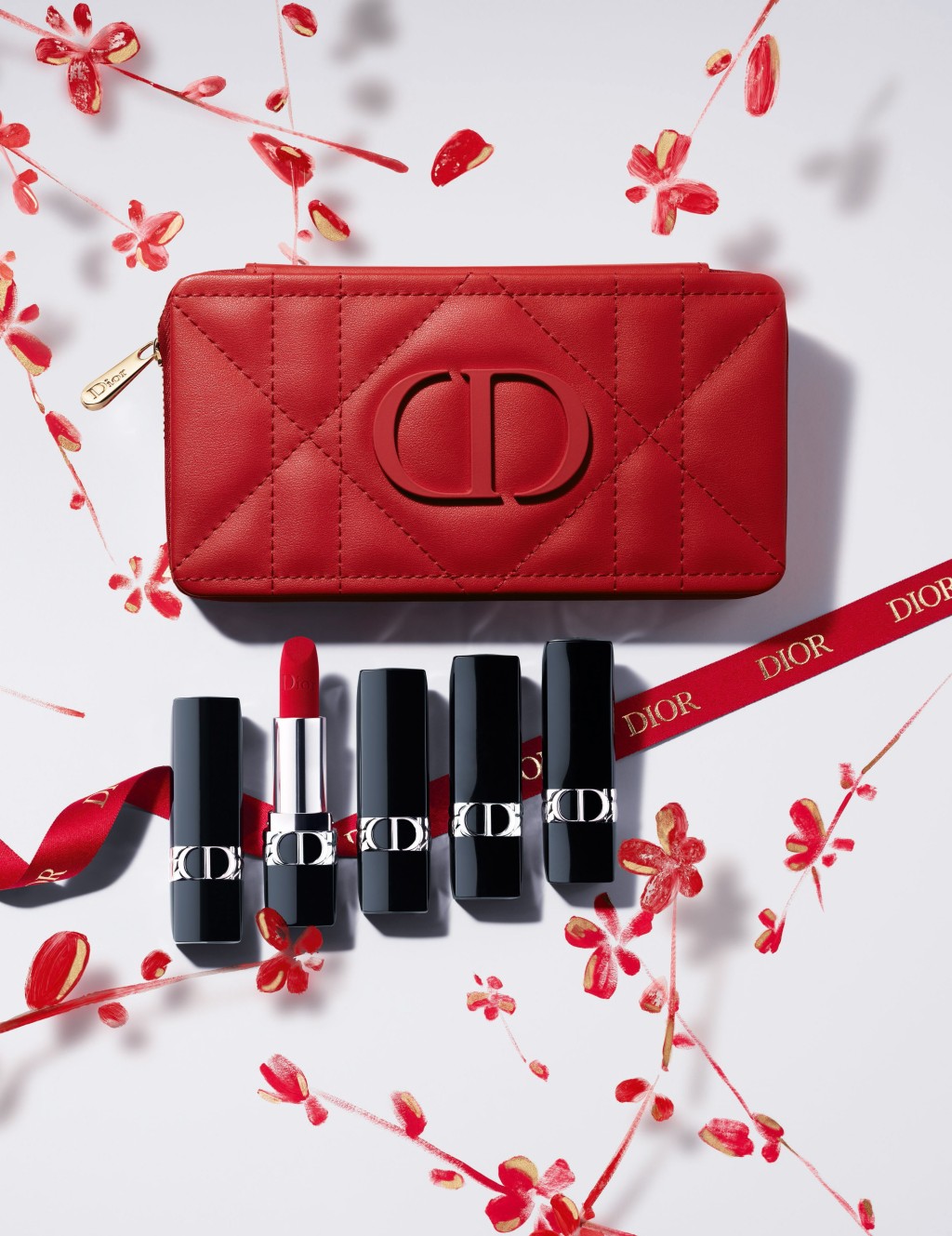Dior全新傲姿唇膏套裝珍藏版/$1,550，紅色晚宴包內備有五款紅色調唇膏，可塑造不同質感唇妝，包括絲絨、啞致及絲滑妝感。