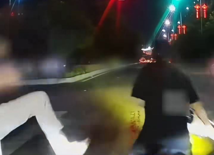 湖南孕妇驾“电鸡”恶意逼车，气得后车司机一脚踢向对方。