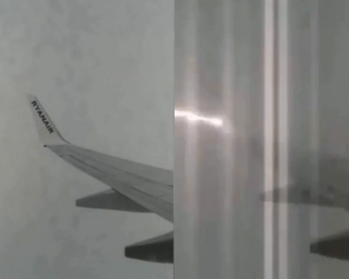 閃電擊中機翼,最終安全降落。影片截圖